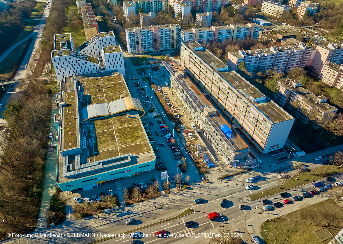 07.02.2023 - Luftbilder von der Montessori Schule im Plettzentrum Neuperlach